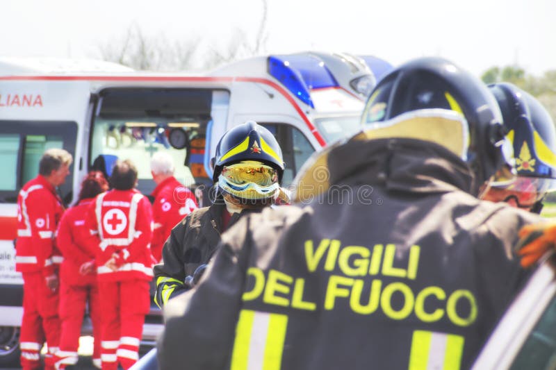  , abril, 10 2016 demostraciones traspuesta de auto en llamas de acuerdo italiano bomberos voluntarios.