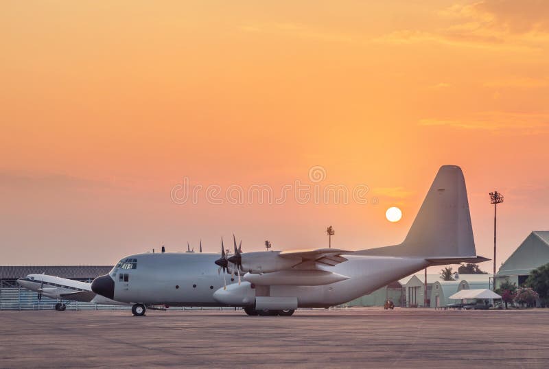 Reserv för last för transport som militärt parkerad flygplan är klar till starten på solnedgångtid arkivbilder Reserv för last för transport som militärt parkerad flygplan är klar till starten på solnedgångtid arkivbilder