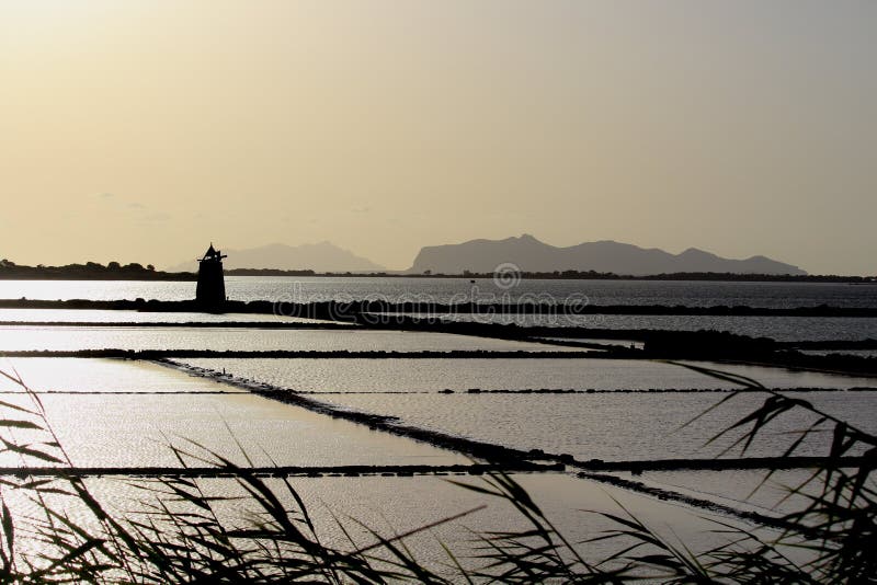 Reserva natural de Stagnone ou reserva natural do dello salino Stagnone perto do Marsala e do Trapani, Sic?lia, It?lia fotografia de stock Reserva natural de Stagnone ou reserva natural do dello salino Stagnone perto do Marsala e do Trapani, Sic?lia, It?lia fotografia de stock