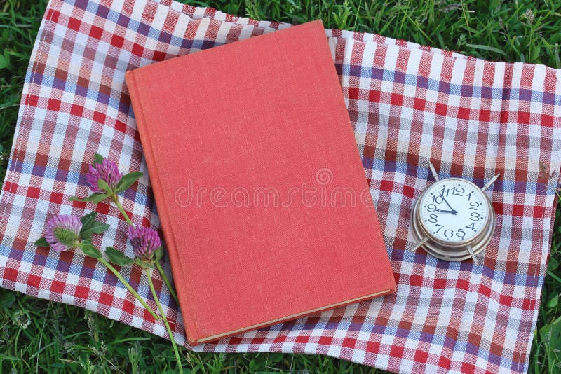 Reserve con una cubierta en blanco en la hierba, visión superior imagenes de archivo Reserve con una cubierta en blanco en la hierba, visión superior imagenes de archivo