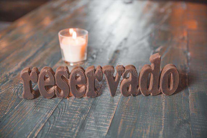 Reserverat tabelltecken för restaurang med den ställeinställningen och stearinljuset royaltyfria foton Reserverat tabelltecken för restaurang med den ställeinställningen och stearinljuset royaltyfria foton