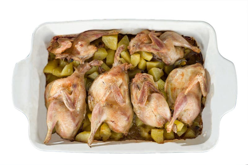 Reses muertas de las codornices con las patatas en un plato que cuece cocinado en el horno fotos de archivo libres de regalías Reses muertas de las codornices con las patatas en un plato que cuece cocinado en el horno fotos de archivo libres de regalías