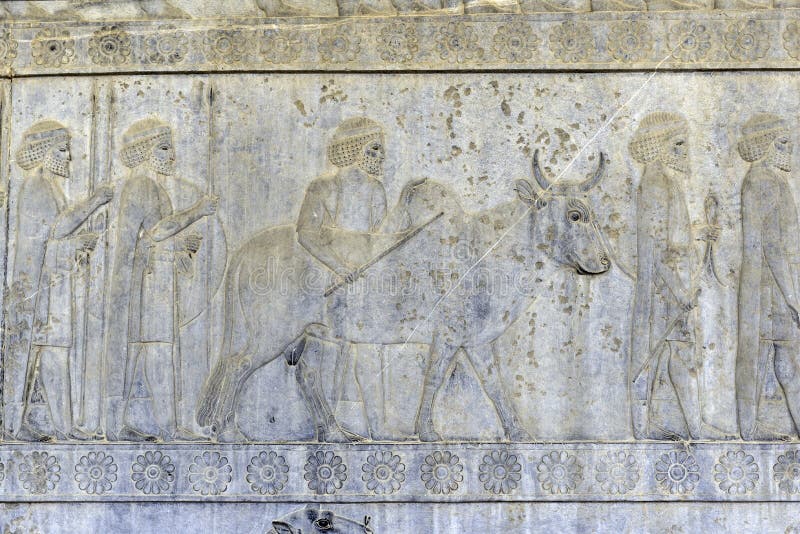 Residenti dell'impero storico con gli animali Bassorilievo di pietra in città antica Persepolis, Iran fotografia stock libera da diritti Residenti dell'impero storico con gli animali Bassorilievo di pietra in città antica Persepolis, Iran fotografia stock libera da diritti