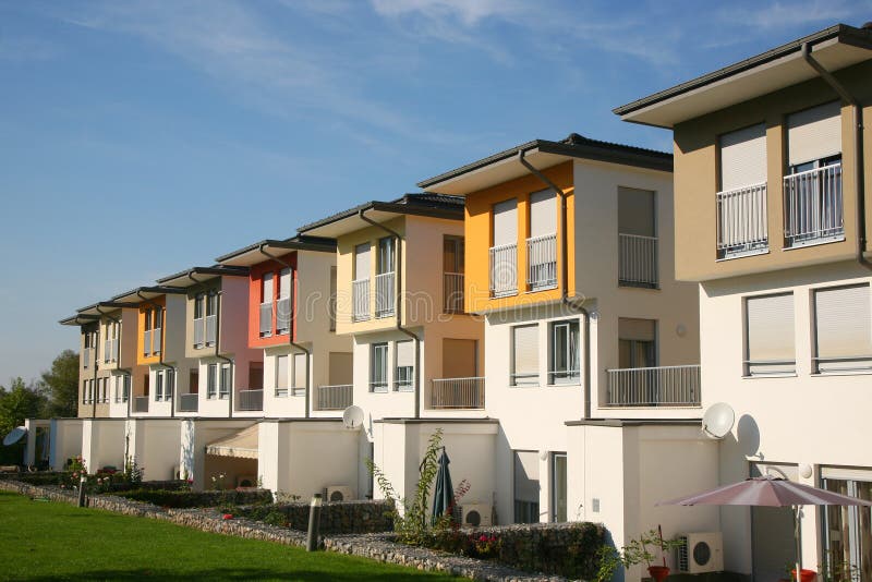 Colore pieno di facciata di edifici residenziali.