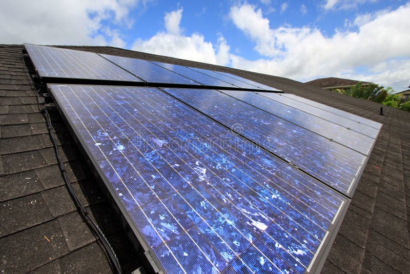 Un conjunto compuesto por fotovoltaica soleado módulos asamblea sobre el casa.