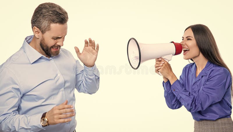 Resolução de conflitos. conceito de rivalidade. métodos de conflito de negócios. empresária gritando com funcionário em alto-falan fotos de stock royalty free