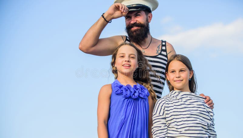 Resor runt om i världen Resor till sjöss Sommarresekonceptet Glad familj Pappa sjöman och döttrar utomhus kapten arkivbild