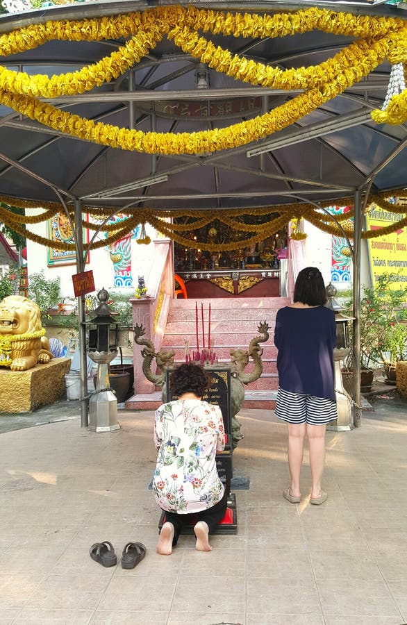 Respect de levier de mère et de fille à Bouddha photo stock Respect de levier de mère et de fille à Bouddha photo stock