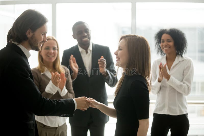 Respect réussi de sourire d'apparence de main-d'œuvre féminine de poignée de main de CEO image libre de droits Respect réussi de sourire d'apparence de main-d'œuvre féminine de poignée de main de CEO image libre de droits