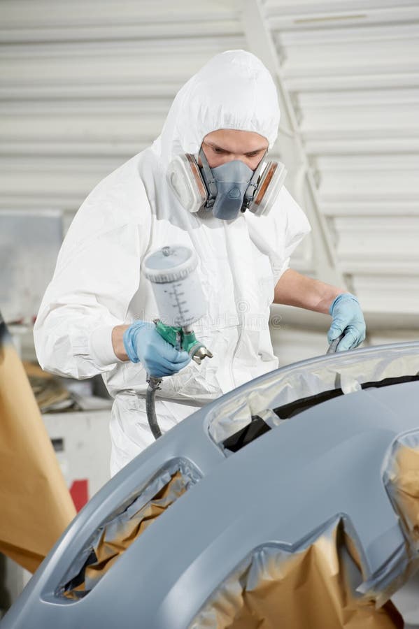 Respingente dell'automobile della pittura del meccanico automatico immagini stock libere da diritti Respingente dell'automobile della pittura del meccanico automatico immagini stock libere da diritti