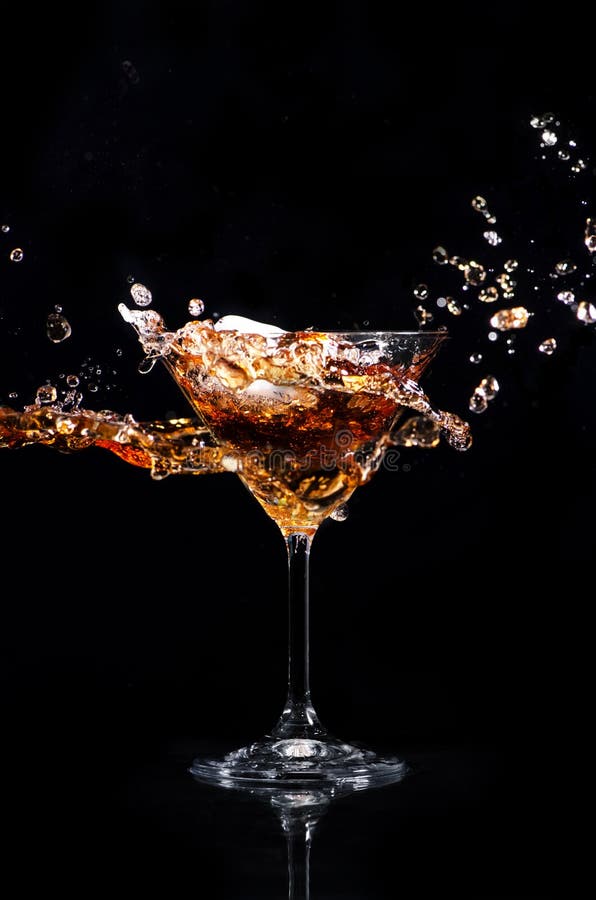 Respingo do cocktail de Martini fotos de stock royalty free Respingo do cocktail de Martini fotos de stock royalty free