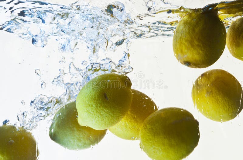 Respingo dos limões na água imagens de stock royalty free Respingo dos limões na água imagens de stock royalty free