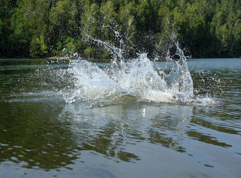 Respingo grande da água no lago