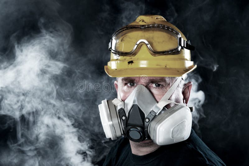 Respirateur s'usant d'homme photographie stock Respirateur s'usant d'homme photographie stock