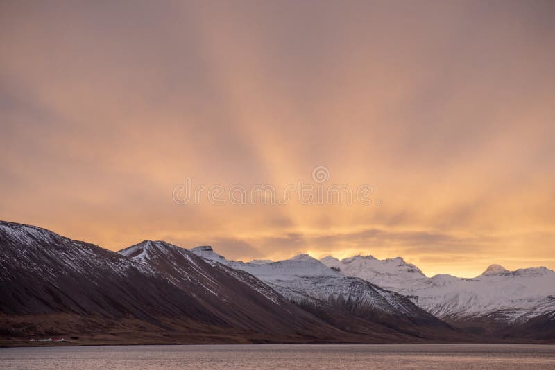 Respirazione dell'alba invernale sulle montagne dell'Islanda