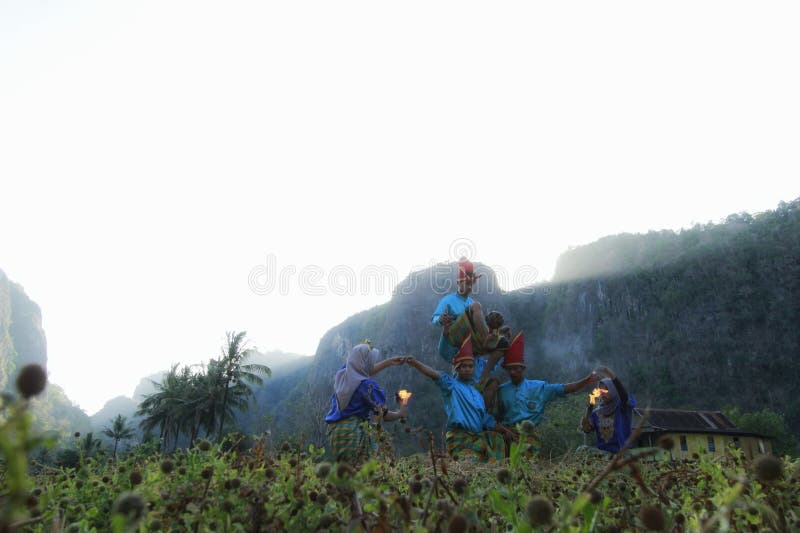 Respiração de fogo por dança tradicional em sulawesi sul fotos de stock royalty free