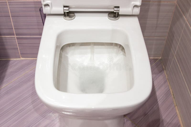 Resplendor no toalete O toalete branco limpo nivela a água, foto do close up imagem de stock