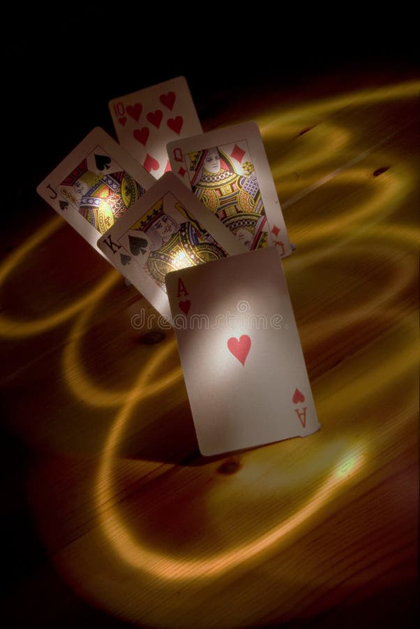 Fundo Criativo Do Casino Online, Na Mão De Um Homem Um Smartphone Com  Cartas De Néon De Jogo, Fichas, Dados. O Conceito De Jogo Online, Apostas,  Poker. Foto Royalty Free, Gravuras, Imagens