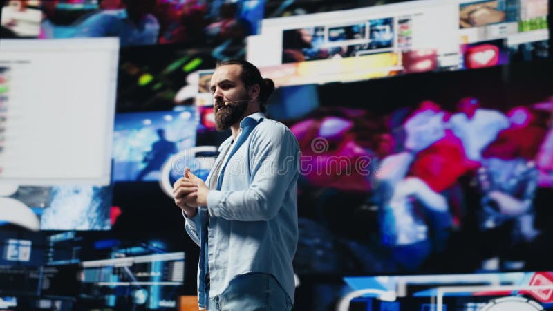 Responsable des médias sociaux offrant une présentation en direct avec un microphone clips vidéos