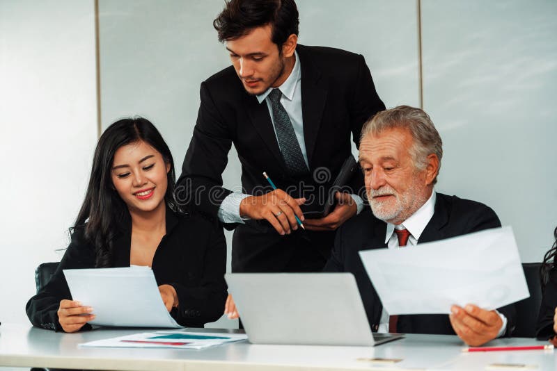 Responsable et employé des affaires lors de la réunion. uds photographie stock