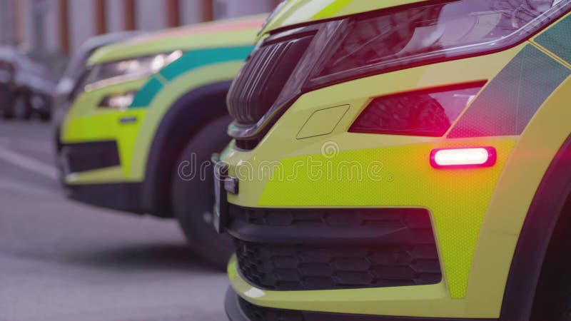 Respuesta de emergencia. ambulancia amarilla y verde con luz roja frontal. vehículo médico listo para actuar con urgencia