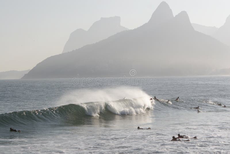 Ressaca na praia de Ipanema imagens de stock Ressaca na praia de Ipanema imagens de stock