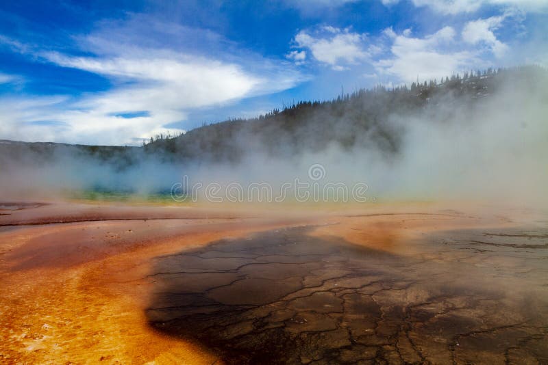 Ressort prismatique grand à l'intérieur de Yellowstone photo stock Ressort prismatique grand à l'intérieur de Yellowstone photo stock