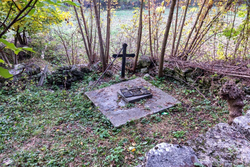 Ressort saint de l'eau vivante, murs couverts de mousse, automne Le puits d'eau saint avec une croix a bien alimenté l'eau de sou image libre de droits Ressort saint de l'eau vivante, murs couverts de mousse, automne Le puits d'eau saint avec une croix a bien alimenté l'eau de sou image libre de droits