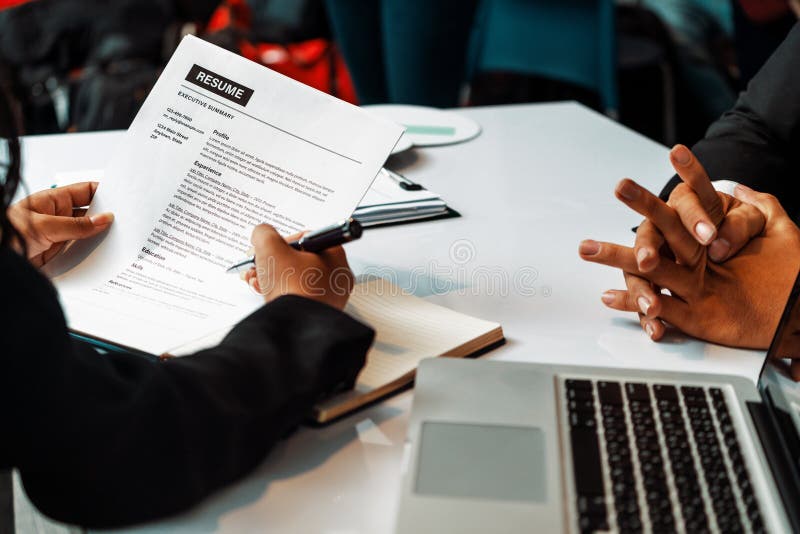 Ressources humaines gestionnaire du département lecture cv CV uds image libre de droits