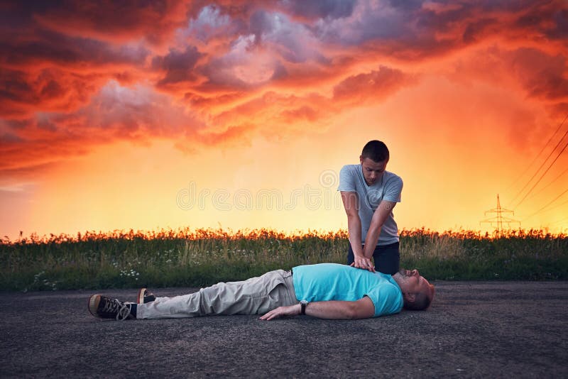 Ressuscitation dramatique pendant la tempête photo stock Ressuscitation dramatique pendant la tempête photo stock