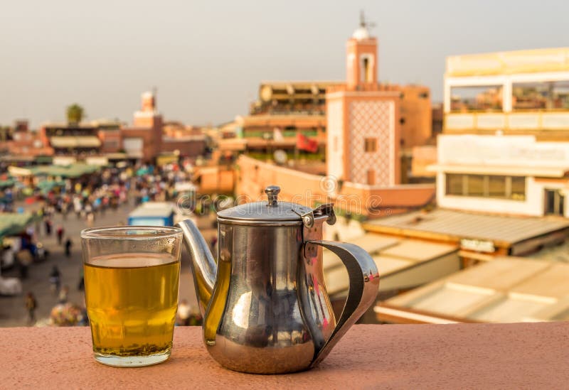 Restauración con té de la menta en el tejado cerca del cuadrado i del EL-Fnaa de Jemaa imagen de archivo Restauración con té de la menta en el tejado cerca del cuadrado i del EL-Fnaa de Jemaa imagen de archivo