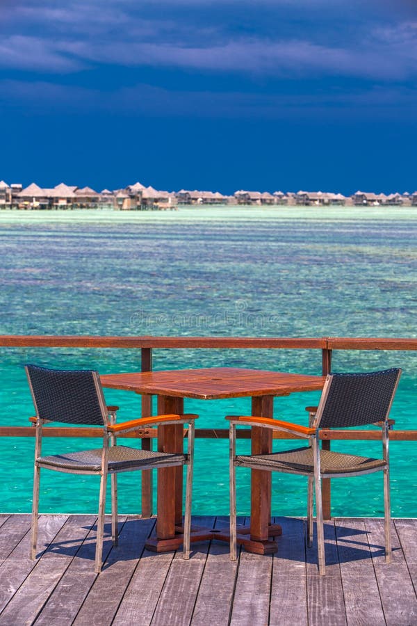 Restauracja nad piękna laguna na tropikalnej wyspie, Maldives zdjęcie stock Restauracja nad piękna laguna na tropikalnej wyspie, Maldives zdjęcie stock