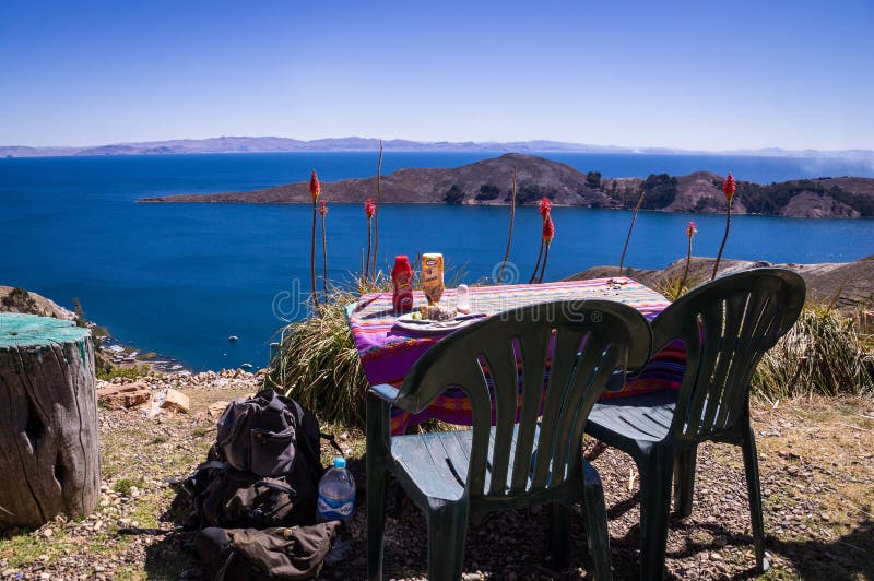 Restauracja stół przy Isla Del Zol, Jeziorny Titicaca, Boliwia zdjęcia stock Restauracja stół przy Isla Del Zol, Jeziorny Titicaca, Boliwia zdjęcia stock