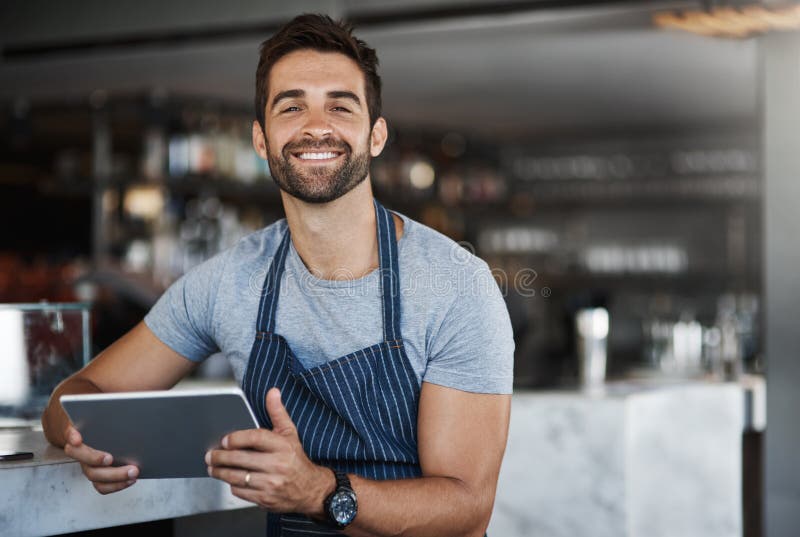 Restauracja szczęśliwa i portretowa mężczyzna z tabletem do komunikacji online zamówienia i aktualizacji aplikacji. Małe firmy fotografia stock