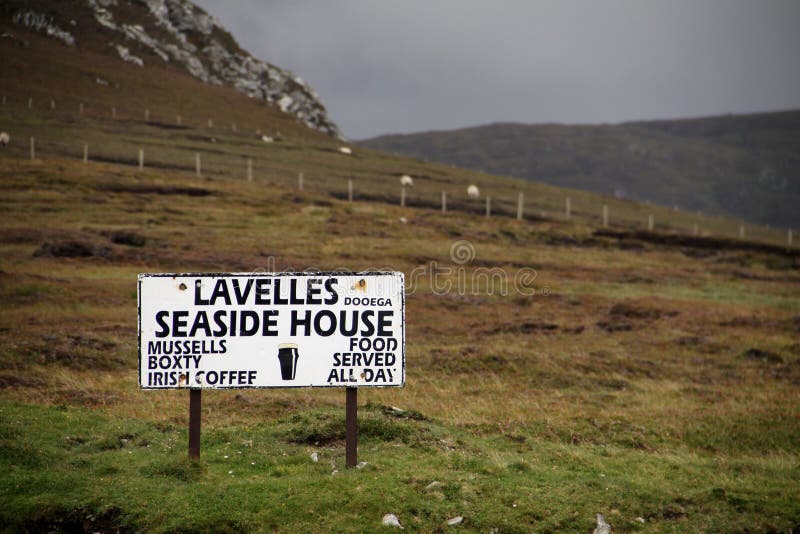 Restauracyjny drogowy znak na Achill wyspie w Connemara parku narodowym obrazy stock Restauracyjny drogowy znak na Achill wyspie w Connemara parku narodowym obrazy stock