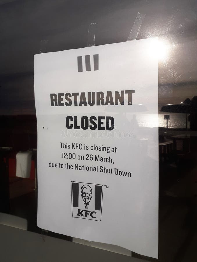 Restauranganteckning i fönster på krukrestaurang vid stranden i hamn Elizabeth South africa arkivbilder