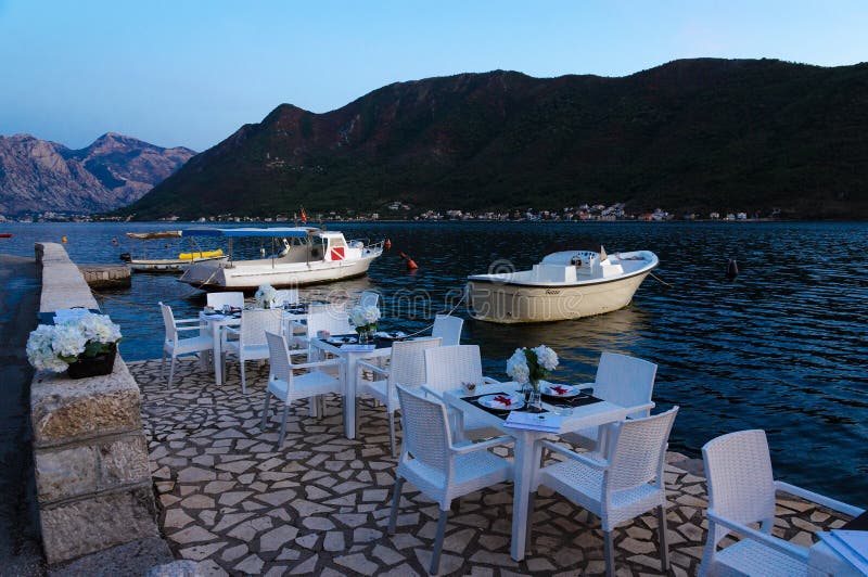 Restaurant auf Promenade des beliebten Erholungsorts von Perast, Ansicht oа Kotor-Bucht glättend, Montenegro stockfotos Restaurant auf Promenade des beliebten Erholungsorts von Perast, Ansicht oа Kotor-Bucht glättend, Montenegro stockfotos