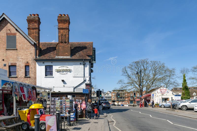 Restaurant, Bar und Souvenirladen auf Fluss-Straße in im Stadtzentrum gelegenem Windsor, Berkshire, England stockbild Restaurant, Bar und Souvenirladen auf Fluss-Straße in im Stadtzentrum gelegenem Windsor, Berkshire, England stockbild