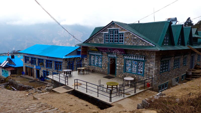 Restaurant dans Lukla, manière au camp de base d'Everest photo stock Restaurant dans Lukla, manière au camp de base d'Everest photo stock