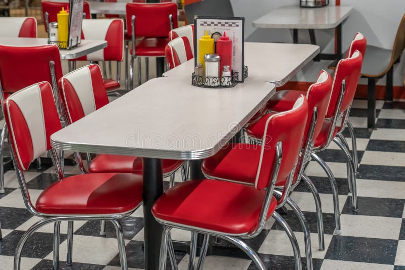 Restaurant der Art 50s mit den roten und weißen Stühlen