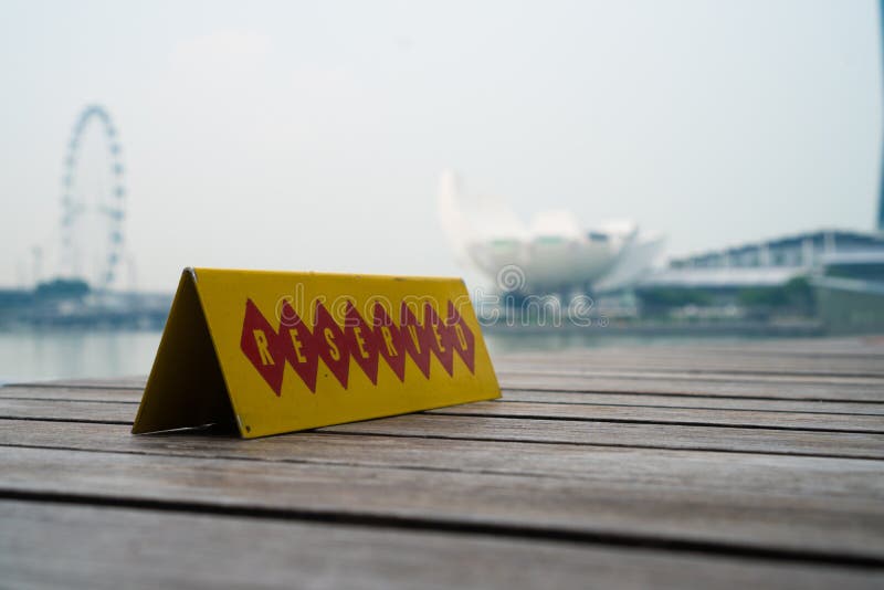 Restaurant gereserveerd lijstteken met het landschap van Singapore op de achtergrond royalty-vrije stock foto Restaurant gereserveerd lijstteken met het landschap van Singapore op de achtergrond royalty-vrije stock foto