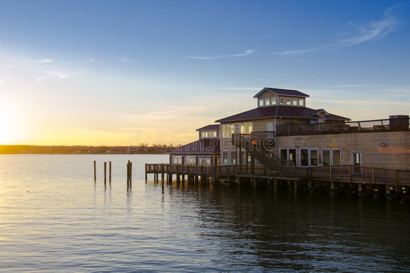 Restaurant op het water royalty-vrije stock fotografie Restaurant op het water royalty-vrije stock fotografie