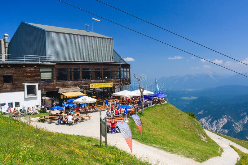 Restaurant und Seilbahnstation auf Alpspitze lizenzfreie stockfotos Restaurant und Seilbahnstation auf Alpspitze lizenzfreie stockfotos