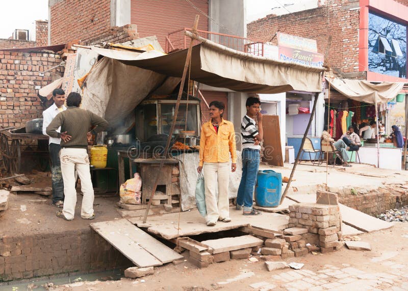 Restaurante de los alimentos de preparación rápida construido sobre alcantarilla en mercado callejero fotografía de archivo Restaurante de los alimentos de preparación rápida construido sobre alcantarilla en mercado callejero fotografía de archivo