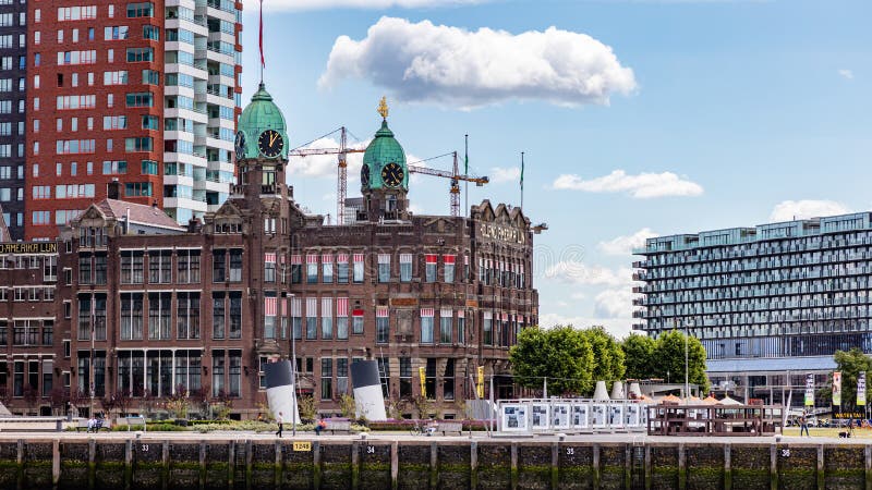 Restaurante do hotel de Holland New York no rio Mosa perto do porto Rotterdam, Pa?ses Baixos fotografia de stock Restaurante do hotel de Holland New York no rio Mosa perto do porto Rotterdam, Pa?ses Baixos fotografia de stock