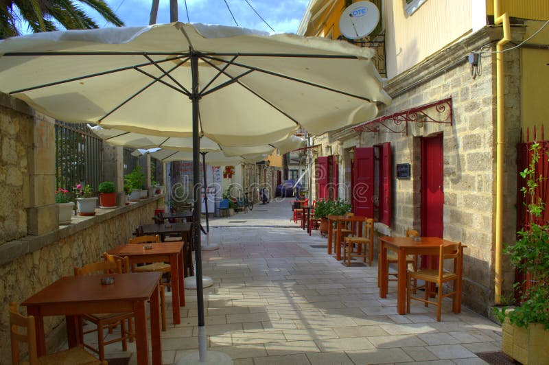 Restaurante griego del café de la acera, Lefkada, Grecia imagen de archivo Restaurante griego del café de la acera, Lefkada, Grecia imagen de archivo