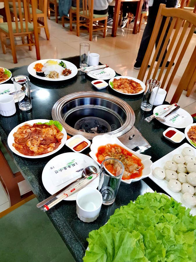 Restaurante norte-coreano em Pyongyang, jantar do assado do pato imagens de stock Restaurante norte-coreano em Pyongyang, jantar do assado do pato imagens de stock