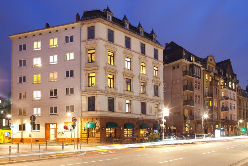 Restaurants aan de rivier de Main, Frankfurt, Hessen, Duitsland royalty-vrije stock foto Restaurants aan de rivier de Main, Frankfurt, Hessen, Duitsland royalty-vrije stock foto