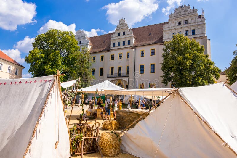 Restaurants animés, pubs et cafés en plein air au festival de la Vieille Ville de Bautzen images stock Restaurants animés, pubs et cafés en plein air au festival de la Vieille Ville de Bautzen images stock