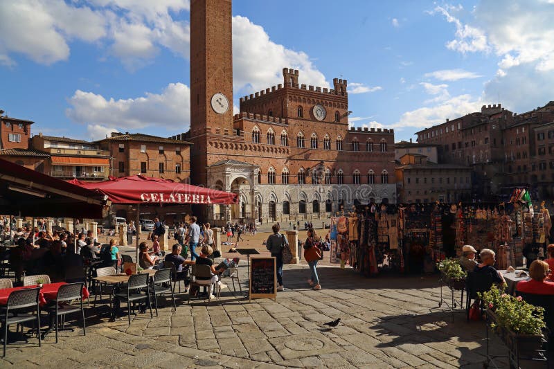 Restaurants auf dem Marktplatz Del Campo in Siena, Italien lizenzfreie stockbilder Restaurants auf dem Marktplatz Del Campo in Siena, Italien lizenzfreie stockbilder